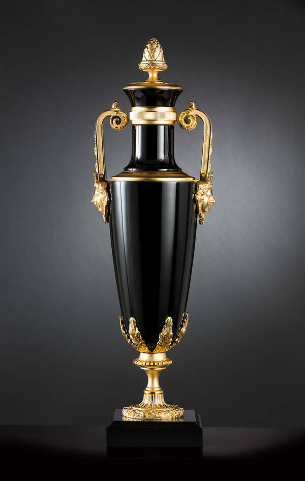 M-A154 Black And Gold Urn