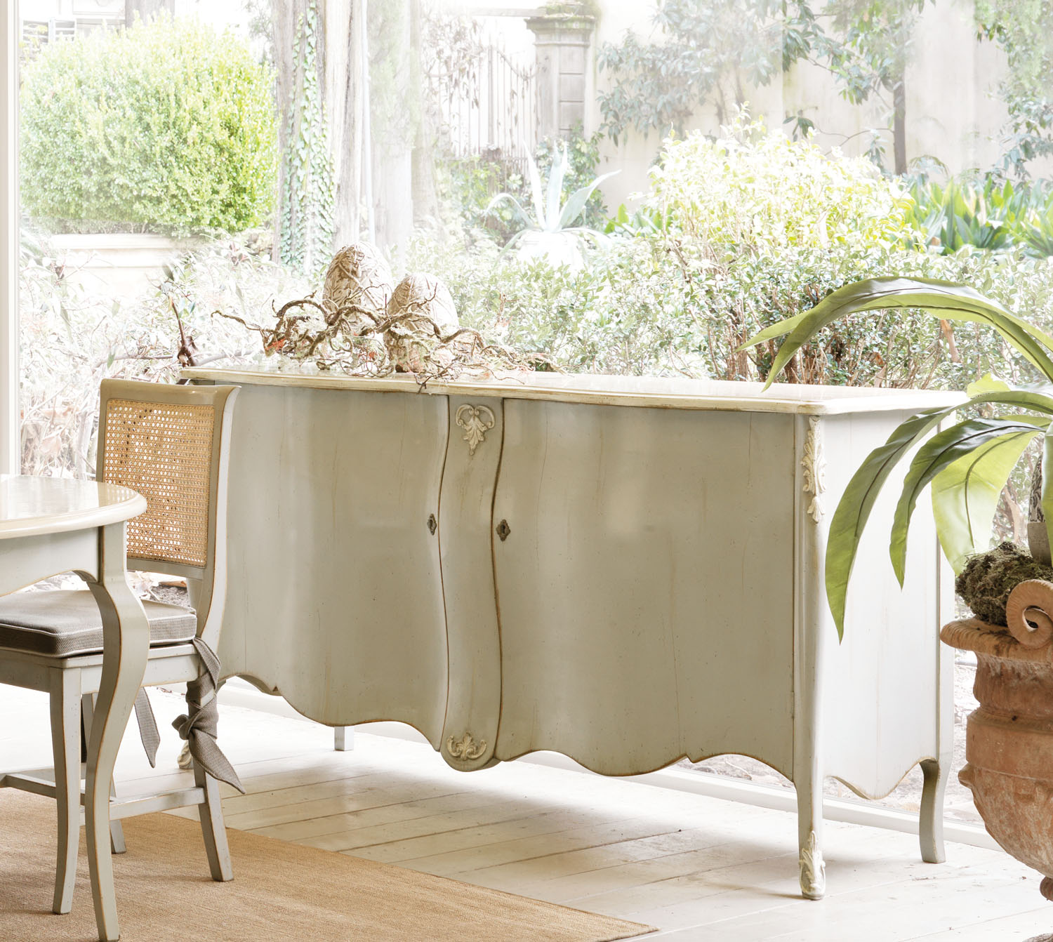 GR-1016 Serpentine Sideboard - Image 3