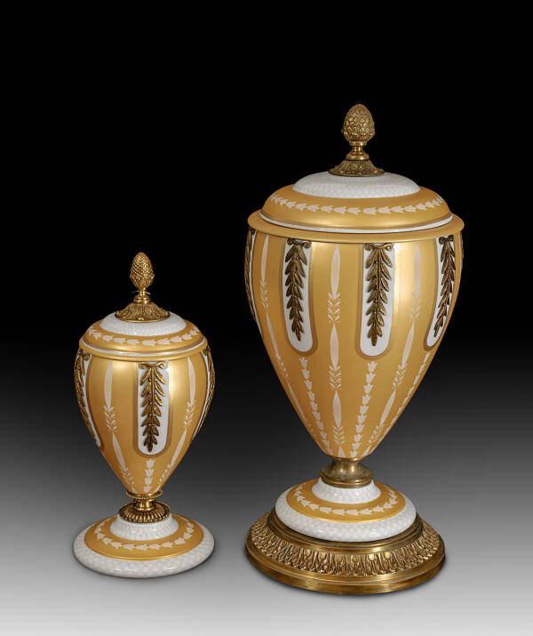 MG-632-G-1 Porcelain Urn