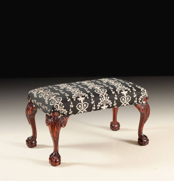 DMU-100 Carved bench with claw feet