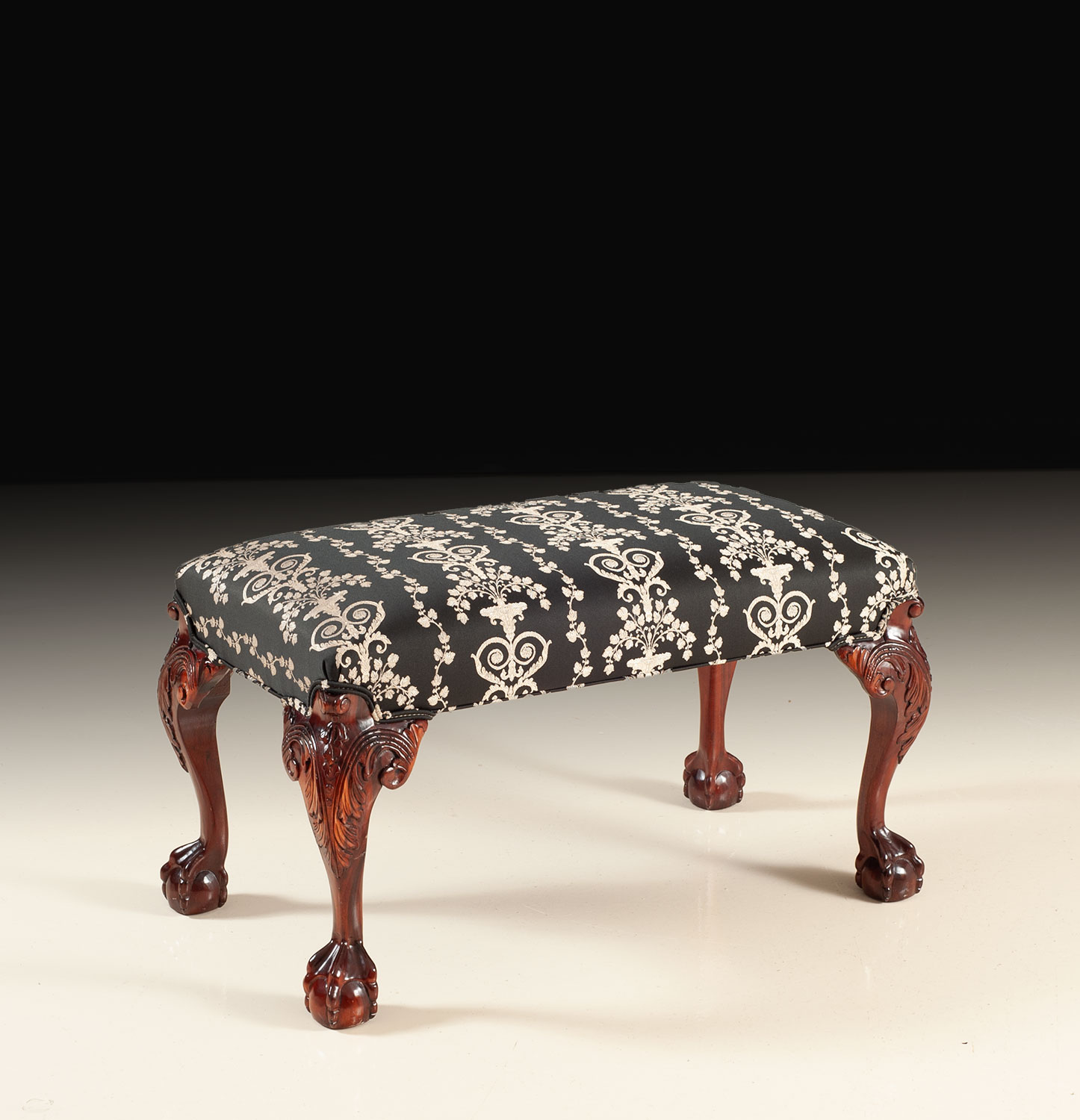 DMU-100 Carved bench with claw feet - Image 1