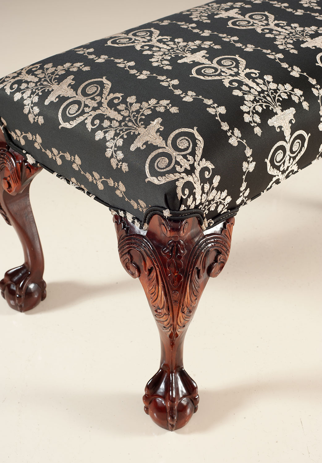 DMU-100 Carved bench with claw feet - Image 2