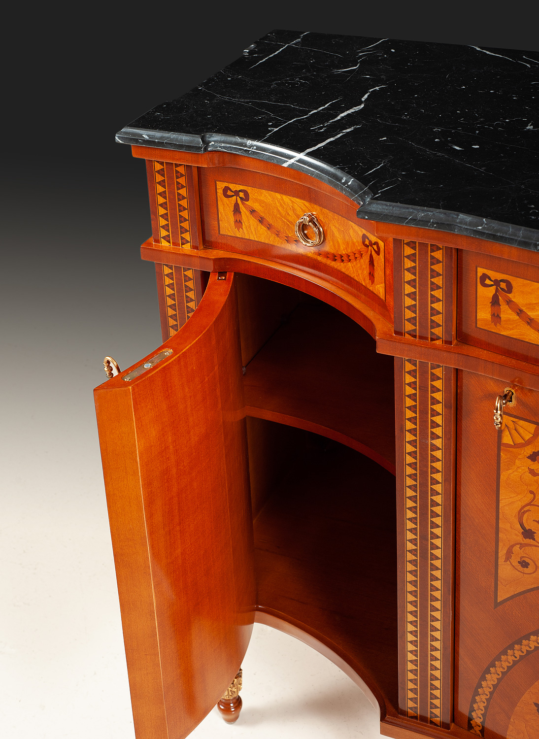 MN-143 English Sideboard - Image 3